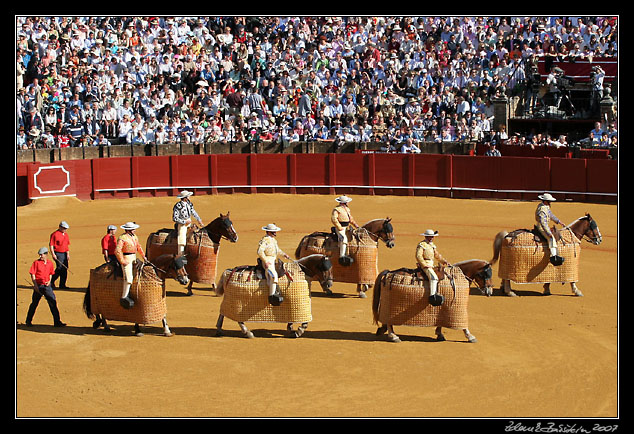 Sevilla - paseo in Plaza de Toros: <i>picadores</i>