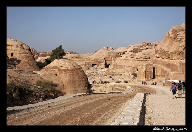 Petra - Wadi Mousa - road to Petra