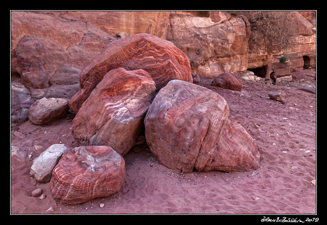 Petra - colorful stones