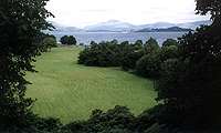 trávník a Loch Lomond